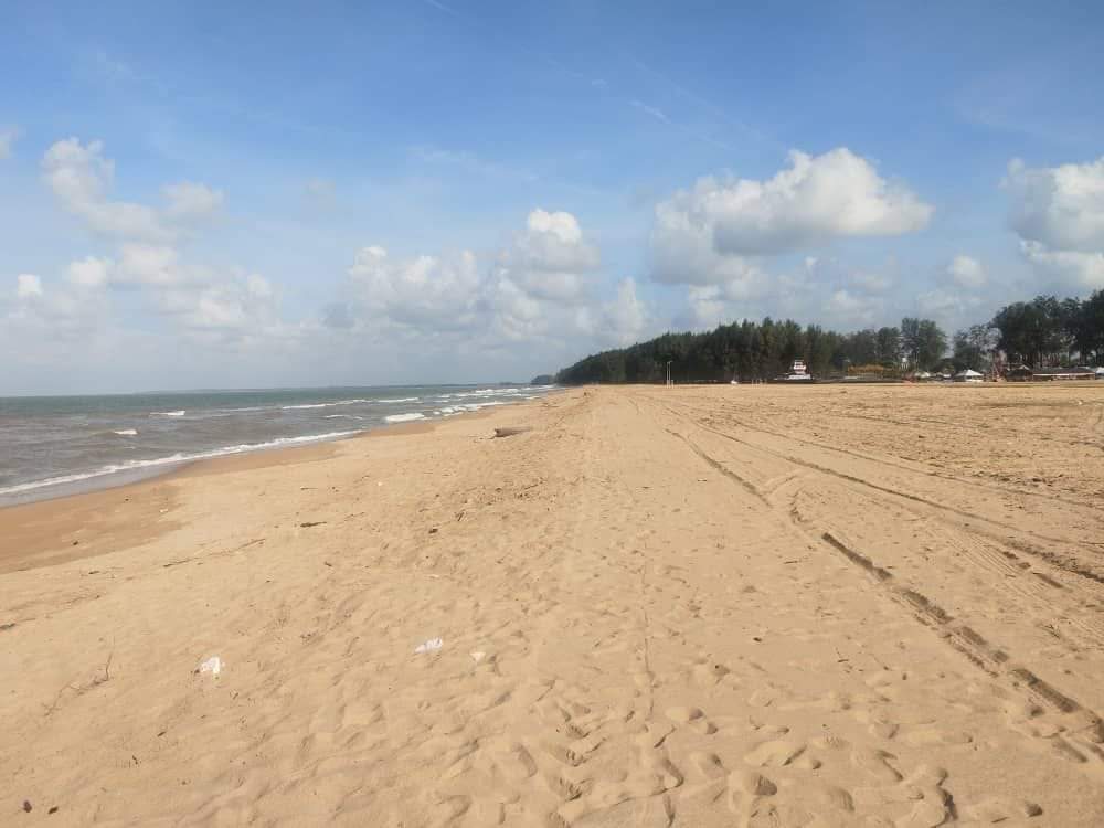 Beginilah panorama pesisir Pantai Geting selepas kerja kerja pembersihan sisa kayu kayan yang dilakukan pihak MDT
